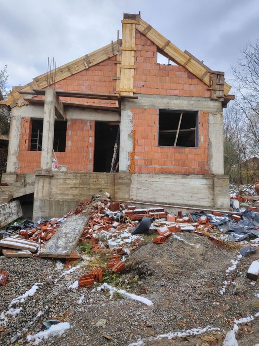 Execut lucrări de construcții și finisaje interioare și exterioare .