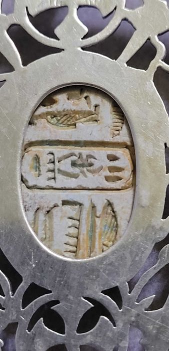 Medalion egiptean antic din argint cu scarabeu si Hieroglife, ArtDeco