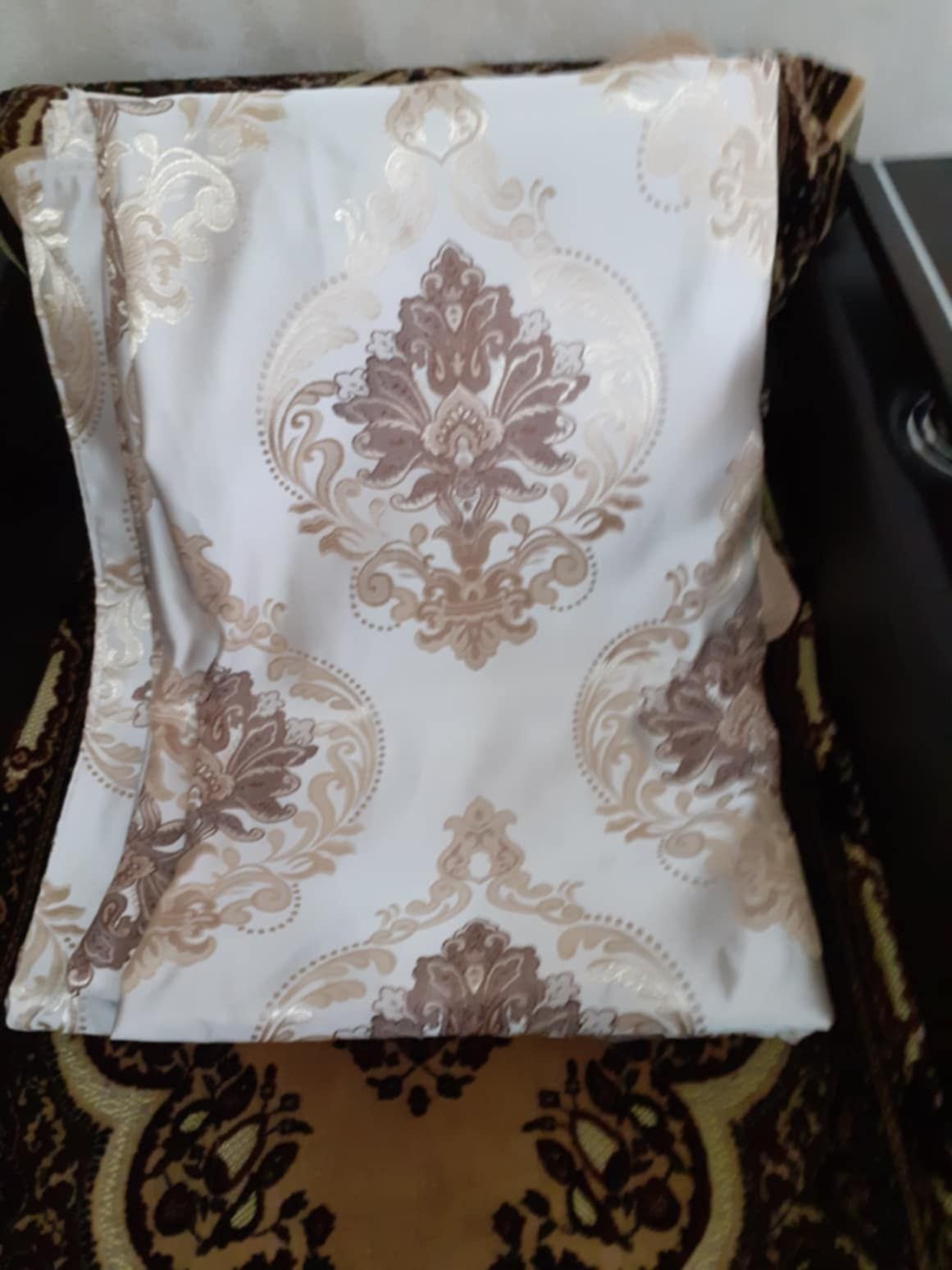 Vand draperii bine intretinute