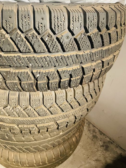 Шины б/у шипованные в зорошем состоянии. Просто фото сделано в подвале