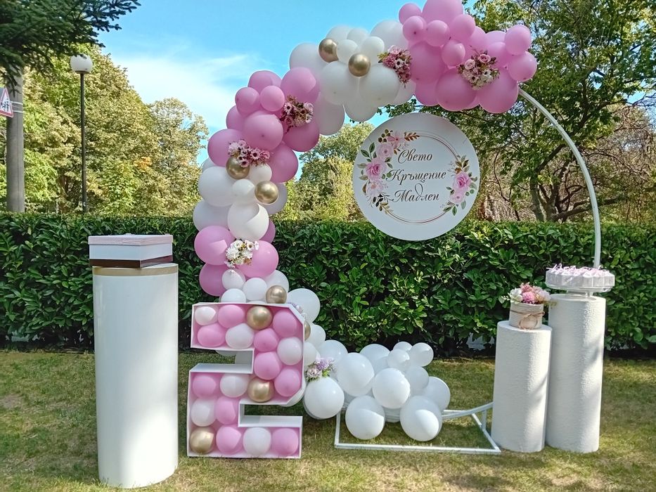 Украса арка с балони и цветя
