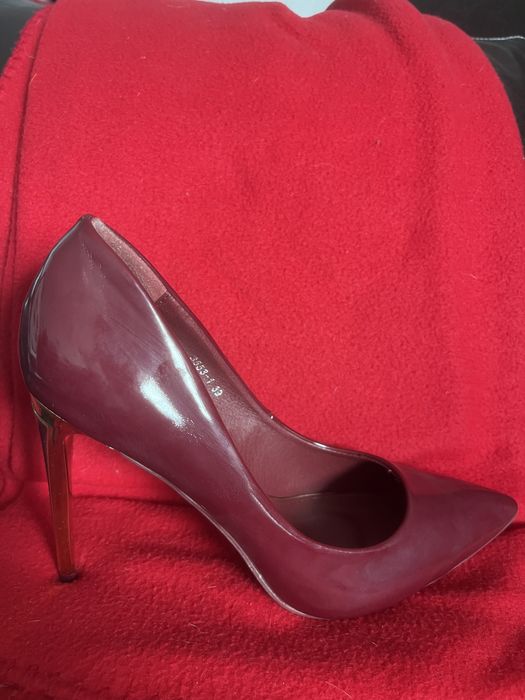 Чисто нови обувки бордо