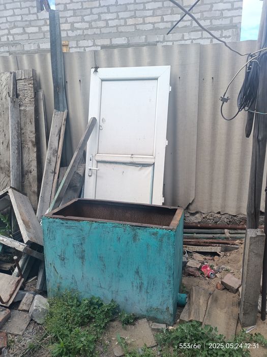 Продам пластиковую дверь