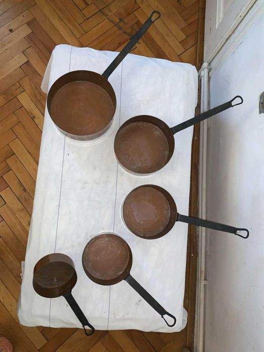 Set de cinci vase din cupru cu maner din fier forjat