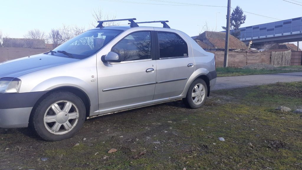 Vând Dacia Logan