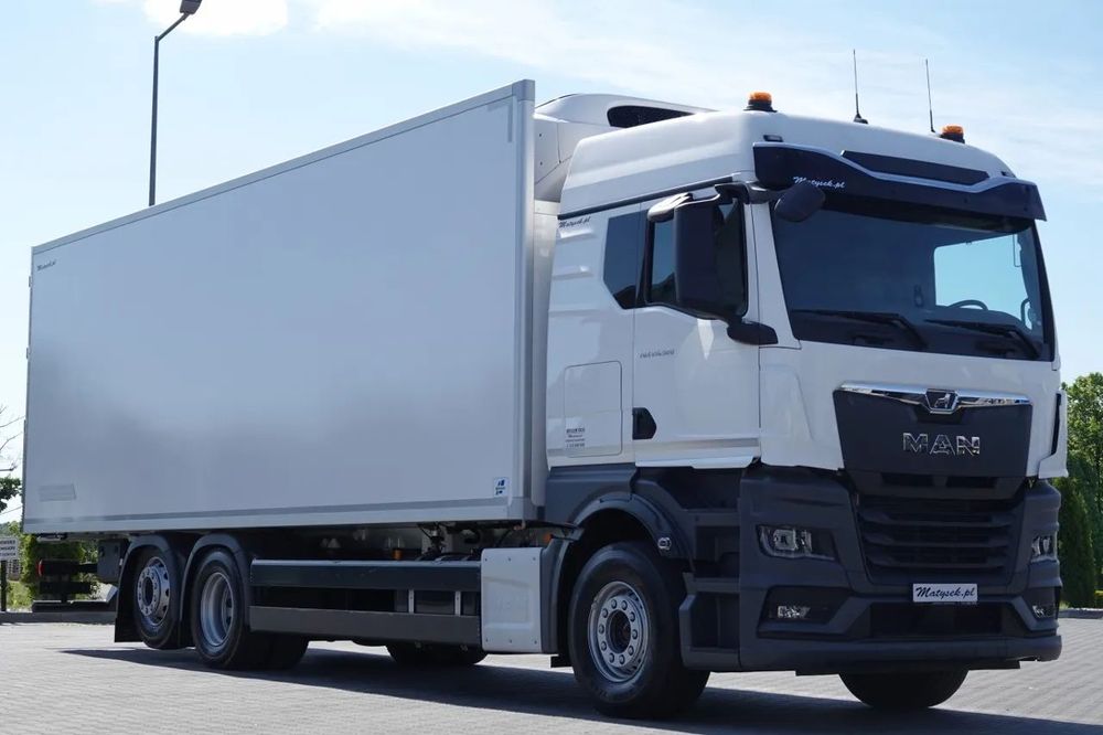 MAN TGX 26.520 / 6x2 / COOLER -8.6 M / UNITATE THERMO KING T-1000R / 2025 R / AXIE LIFTATOR / NOU DIN FABRICĂ
