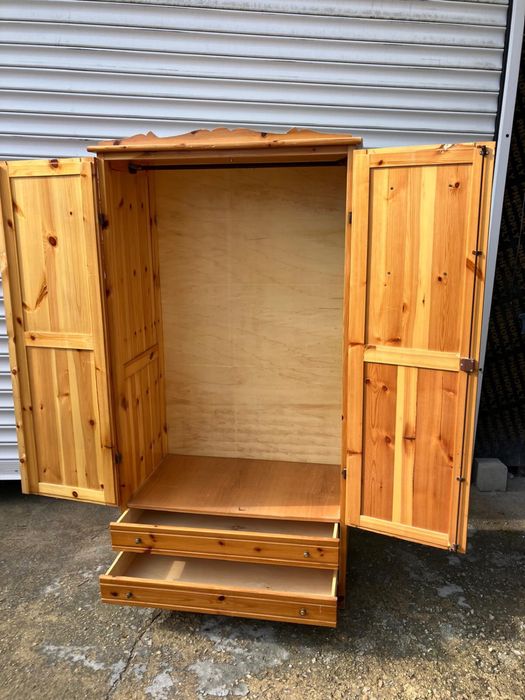 Двукрилен гардероб от масивно дърво