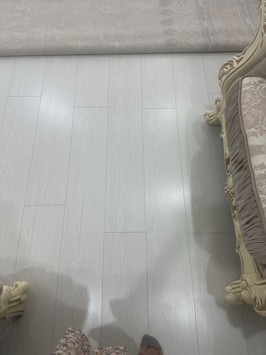 Продается белый ламинат