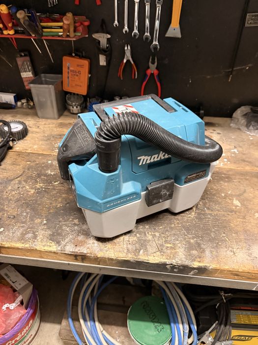 Makita акумулаторна прахосмукачка