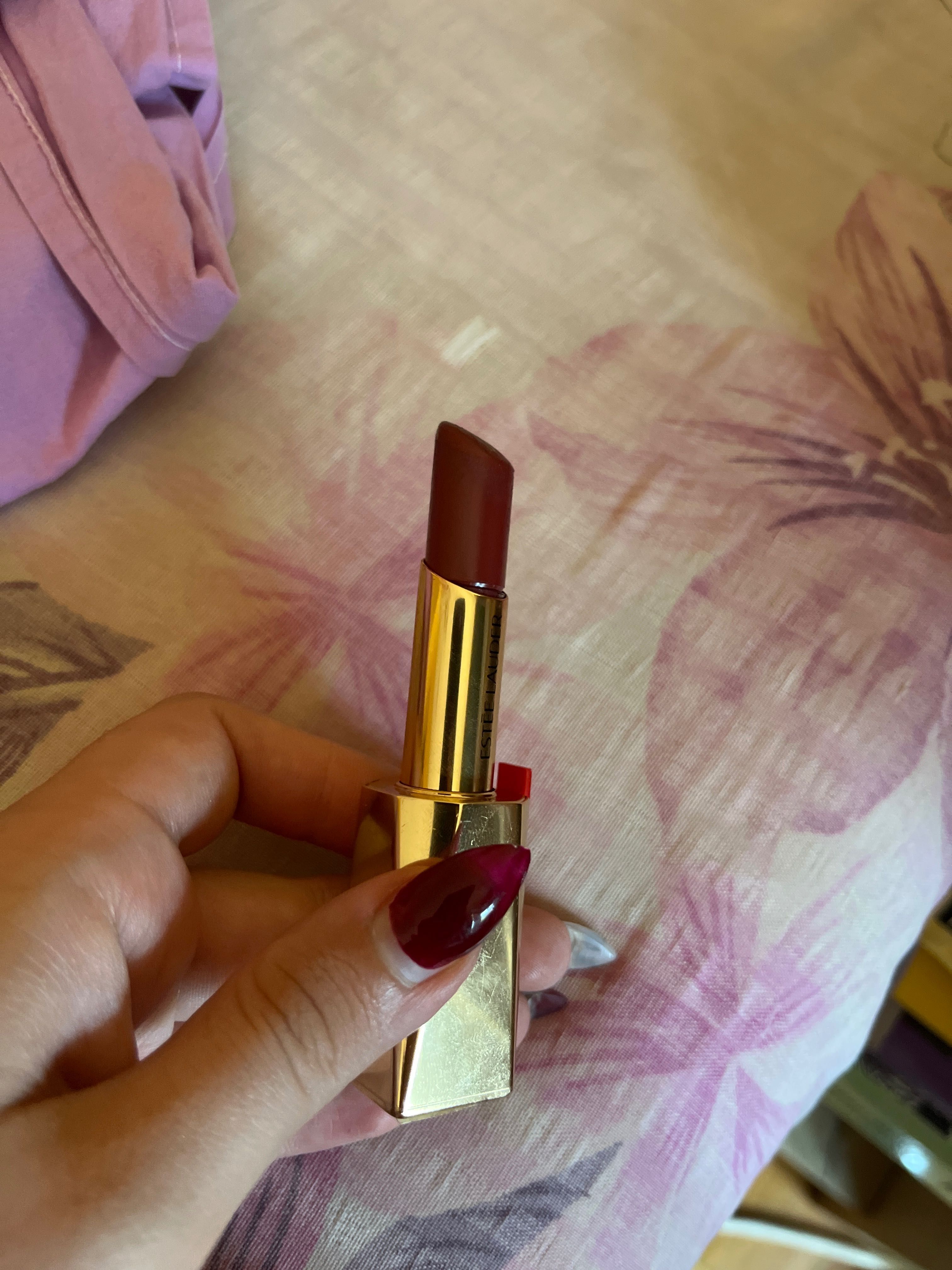 Estée Lauder тъмно червено червило само пробвано