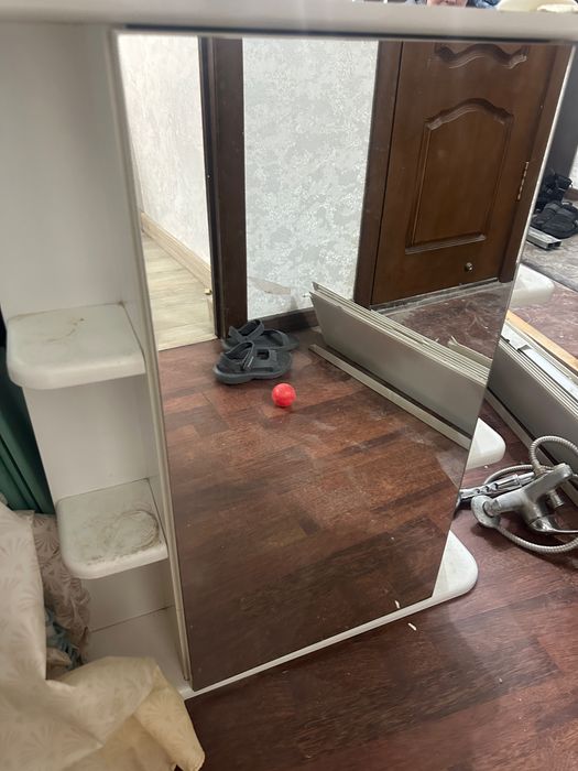 Зеркало со шкафчиком подвисное