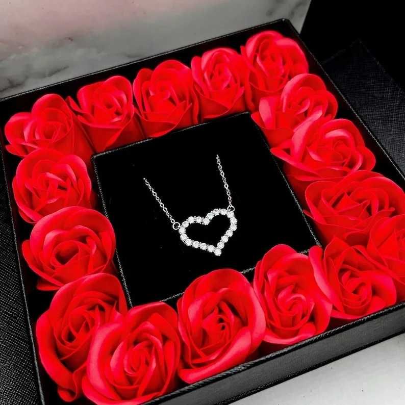 Луксозна кутия с бижу и вечни рози