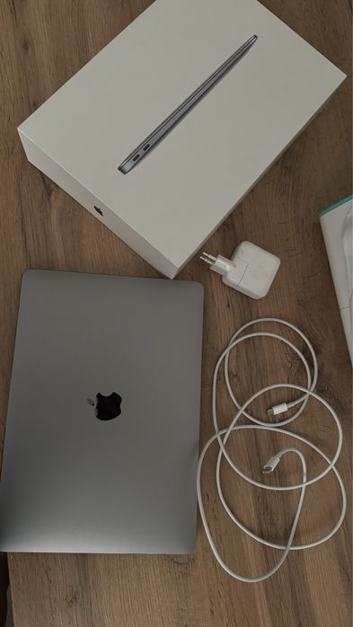Madbook Air 13 почти новый