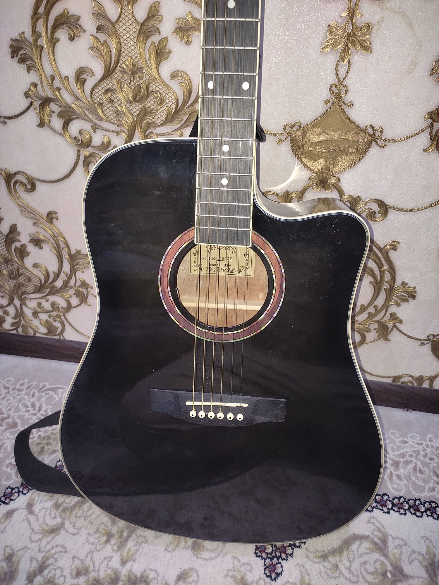Gitara sotiladi!