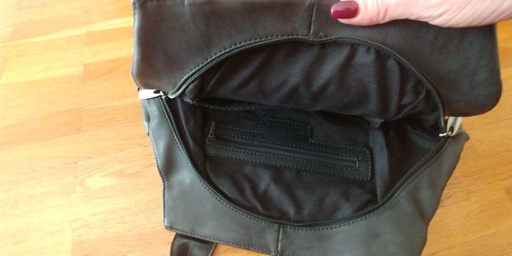 Трапецовидна черна чанта