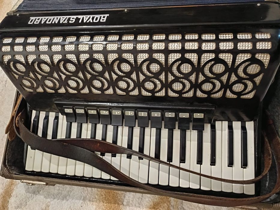 Vând acordeon Royal Standard