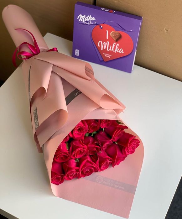 Букет малиновых роз с коробочкой милки