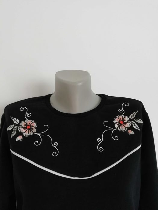 Черна ватирана блуза с два цветни детайла, размер М