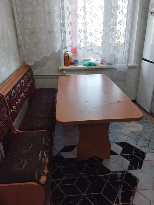 Срочно продам стол со стульями