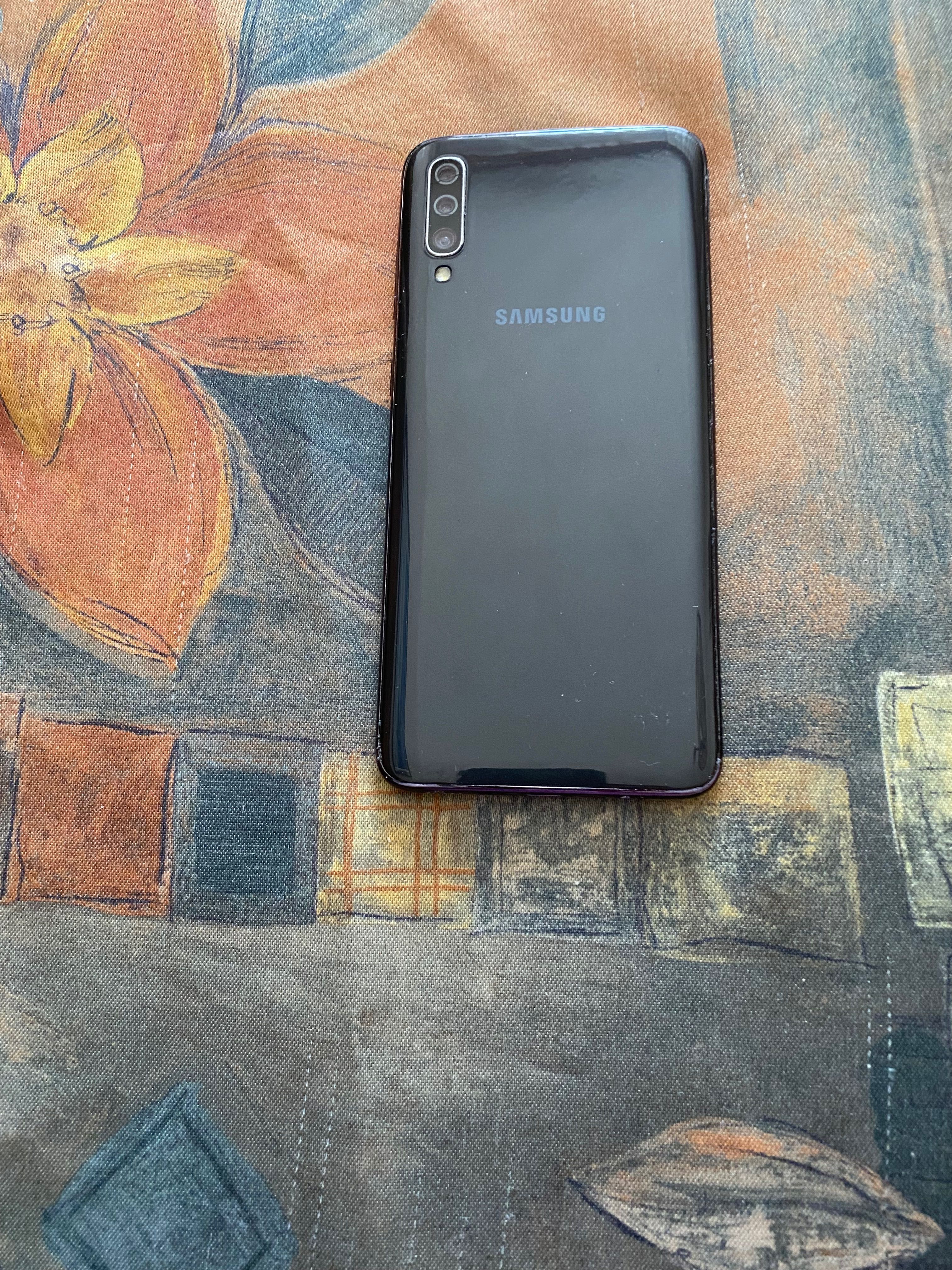 Samsung Galaxy A 70 -128GB/6,0 GB, Dual SIM,зарядно