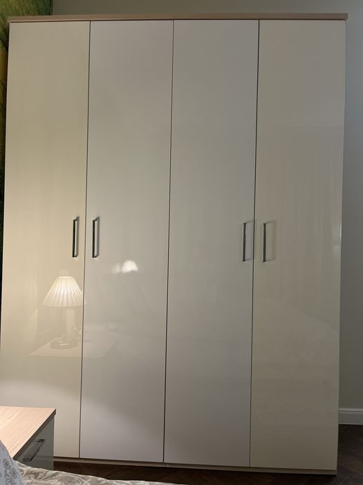 Срочно. Продается 4-дверный шкаф в отличном состоянии