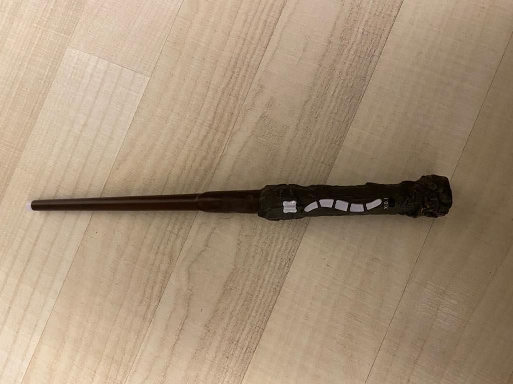 Harry Potter Set: bagheta, puzzle 1000 piese si 2 figurine metalice