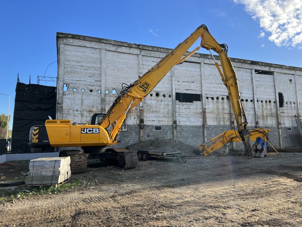 Excavator cu brat lung demolari