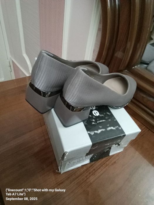 Ayollar tuflisi sotiladi