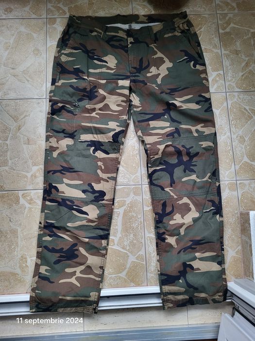 Pantalonii bărbați kaki noi