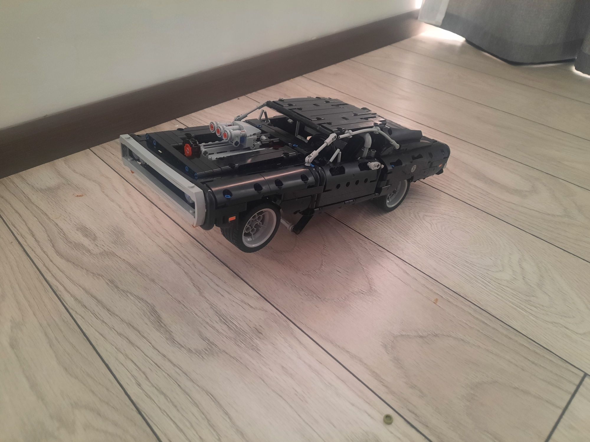 Vând lego dodge challenger