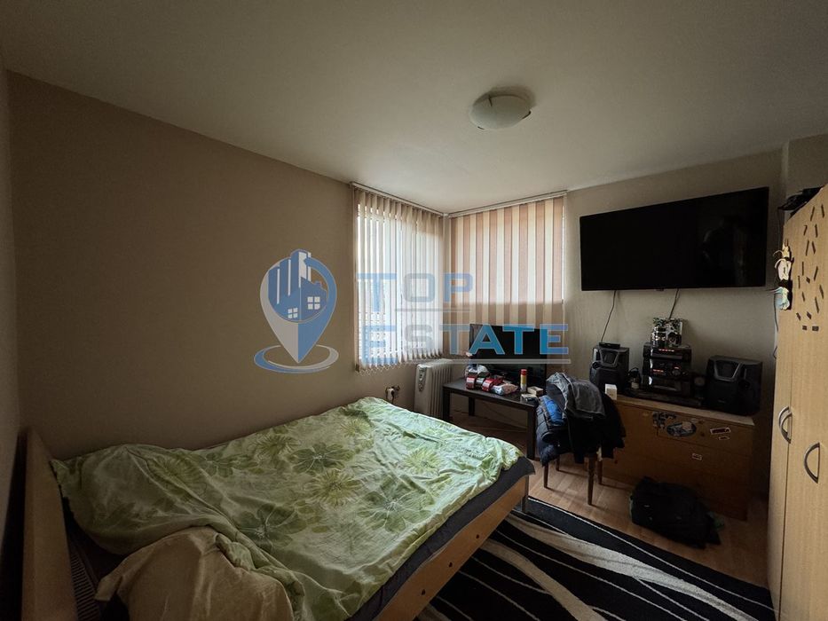 Тухлена къща с голям двор в село Хотница, област Велико Търново