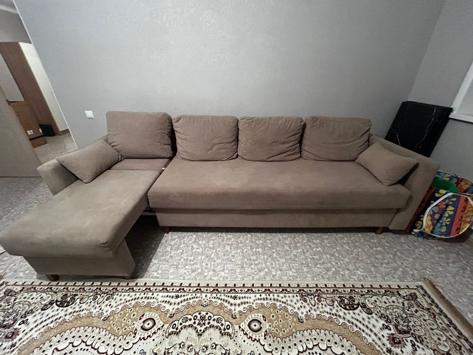 Диван с подушками + кровать в подарок