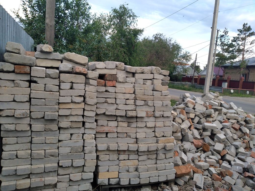 Продам срочно кирпич 60т.