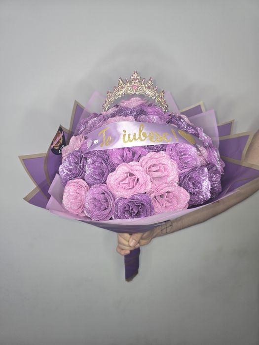 Buchet de 35 trandafiri cu sclipici cu coronita si panglica