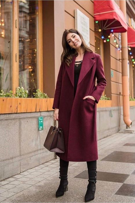 Бардовое пальто.