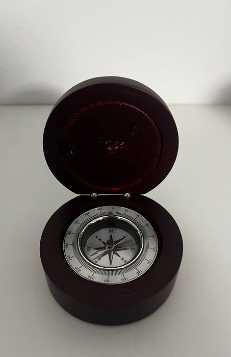 Busola încorporată în cutie de lemn de stejar