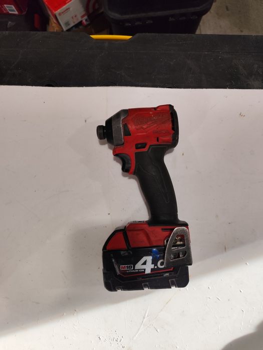 Безчетков акумулаторен импактдрайвър Милуоки  Milwaukee M18 FID + 4Ah