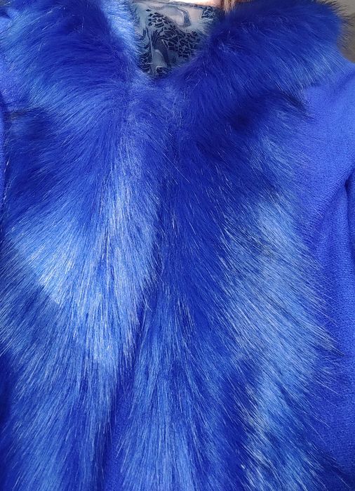 pelerina poncho vesta guler din blana artificiala albastra aproape nou