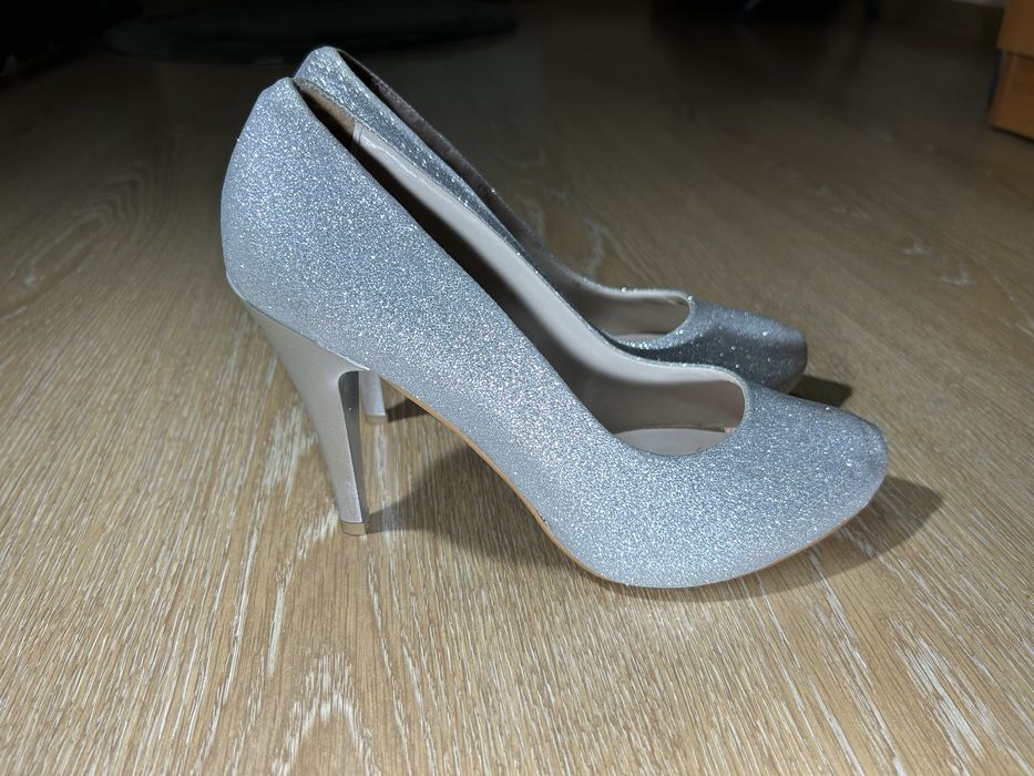 Елегантни обувки и чанта, носени веднъж.