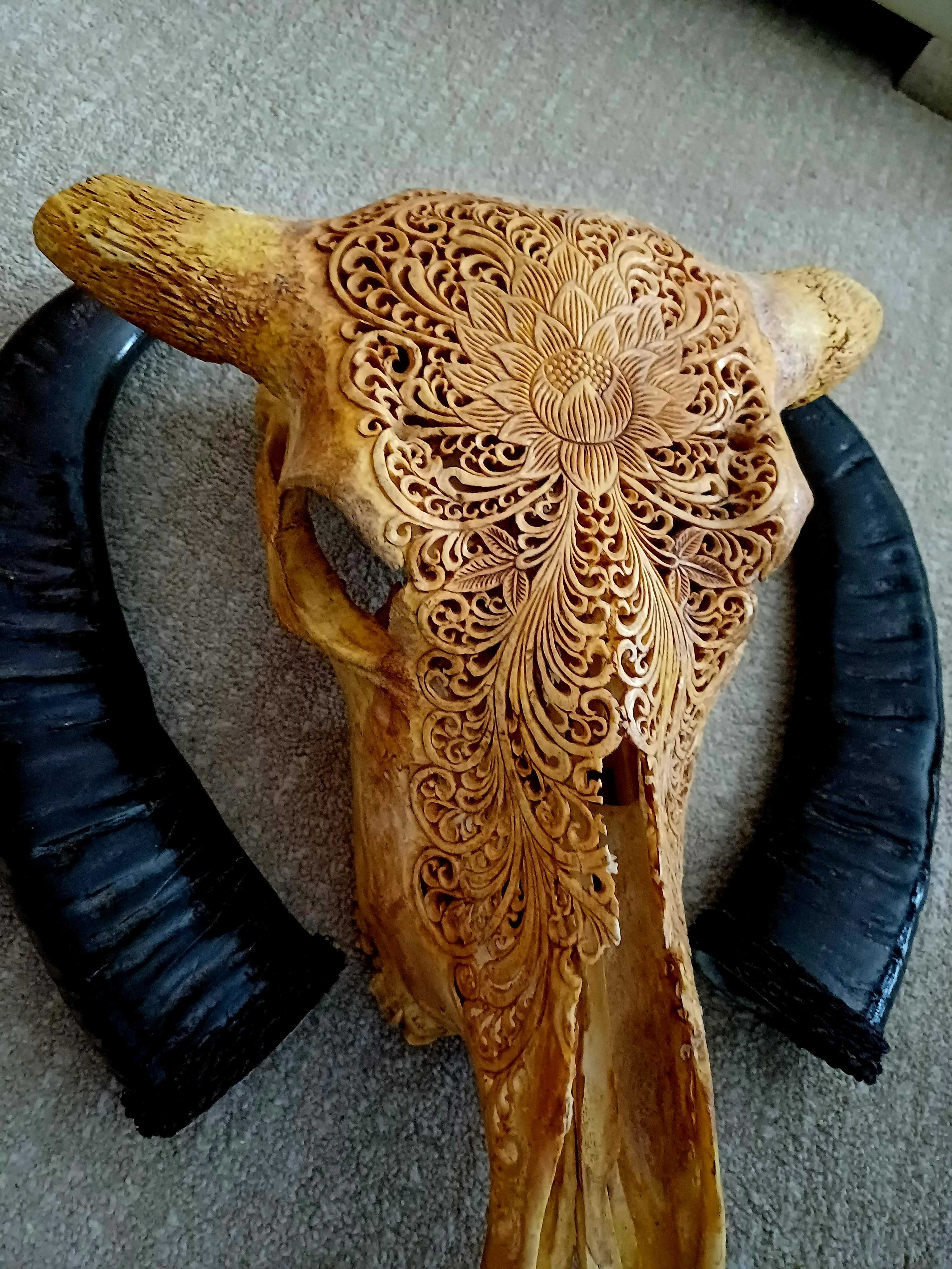 craniu de bivol cu coarne. decor de perete sculptat manual ,mandala.