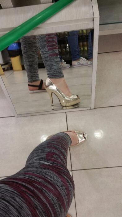 Vand pantofi decupati auri!