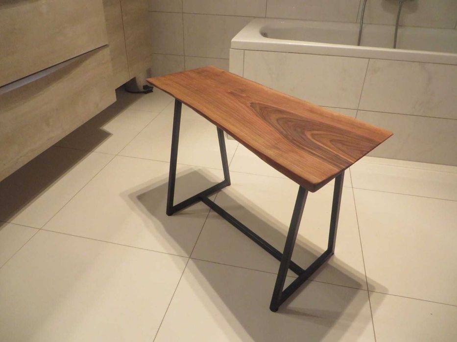 masute, candelabre, lumini de camera, etc, facute din lemn de nuc.