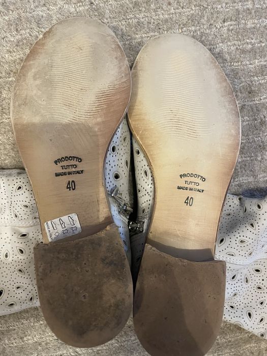 Cizme de vara din piele perforata.