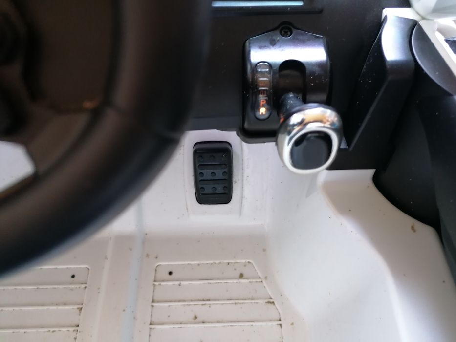 Mașinuța BMW electrică pentru copii