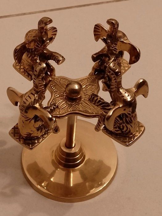 Un superb carusel cu elefanți din bronz masiv ,piesa deosebita cu un f