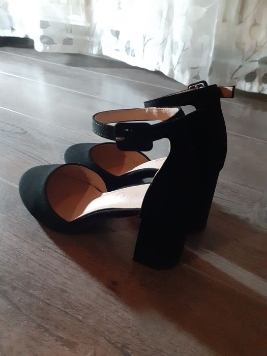 Vând sandale negre închise în față