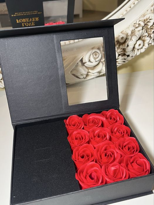 Луксозни подаръчни кутии с розови,червени и лилави вечни рози