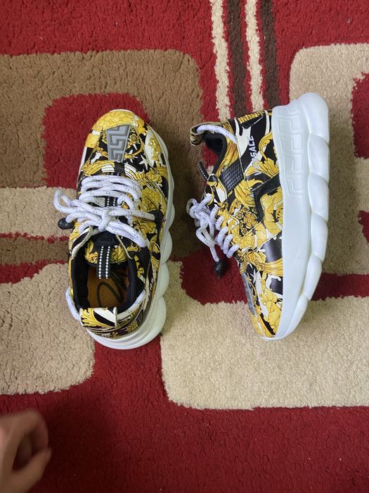 Versace chain reaction