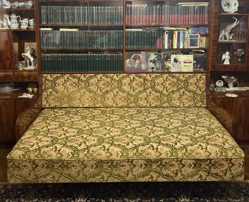 Pat cu biblioteca din furnir de nuc