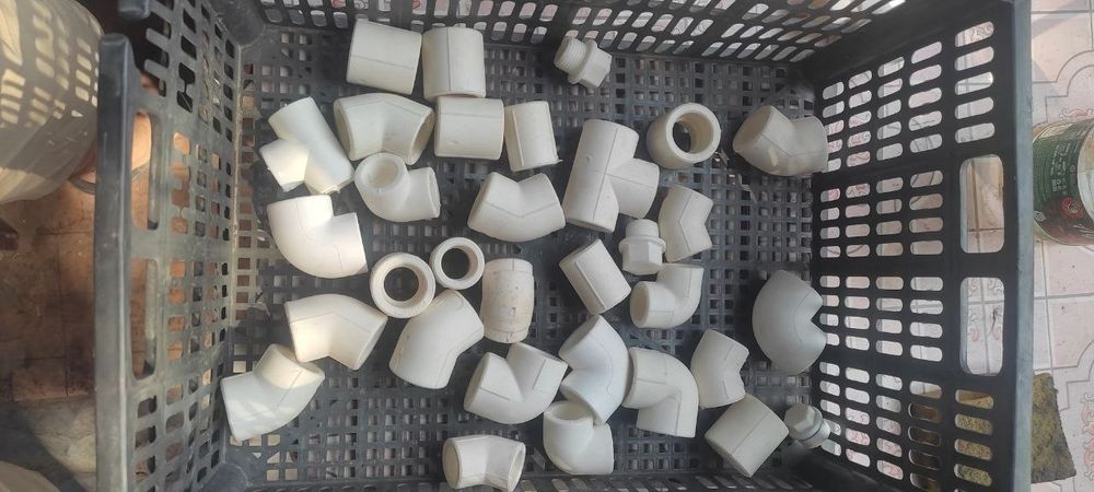 Пластиковые угольники и т.д..